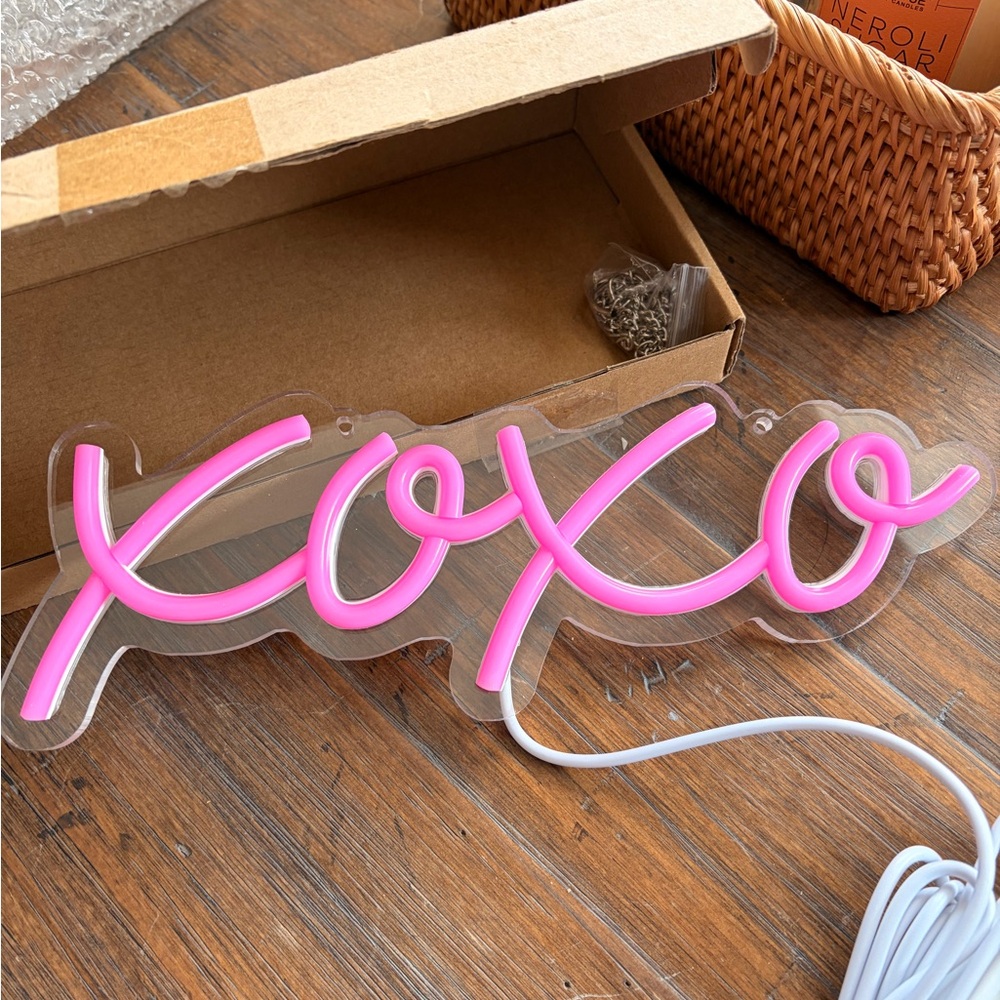 Pink Neon 'XOXO' Sign